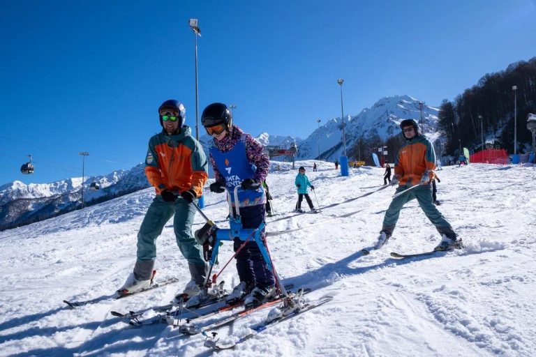 Более 1700 часов занятий по горным лыжам для людей с ограниченными возможностями провели на «Роза Хутор» в зимнем сезоне 2023/2024. Курорт стал лидером по реализации всероссийской программы терапевтического спорта «Лига Мечты».