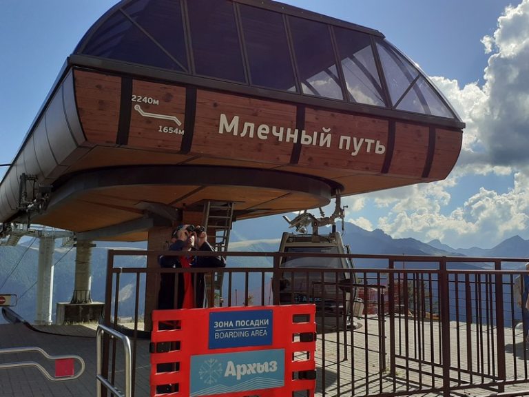 Всесезонные курорты Домбай и Архыз вошли в тройку лидеров страны, куда чаще всего приезжали туристы в период с декабря месяца по март