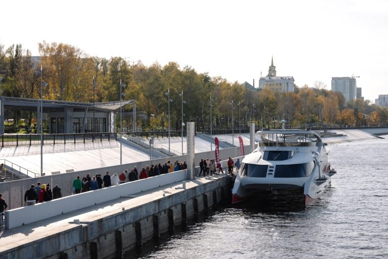 Более 26 тысяч человек отправились на водные прогулки в Перми на электрокатамаране «ЭкоходЪ 2»