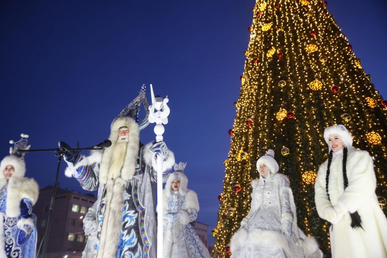 В Якутии зажгли огни первой новогодней ёлки в стране